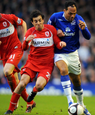 Arca pelea un baln con Lescott, del Everton.