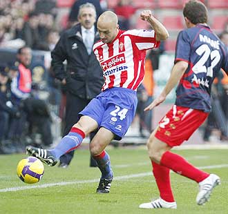Matabuena golpea al baln en presencia de Manolo Preciado y ante Man durante el Sporting-Almera