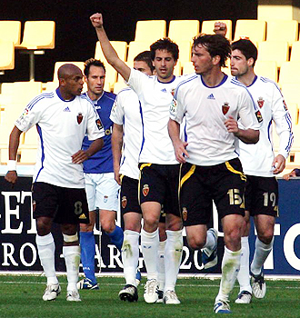 Jorge Lpez celebra junto a Ewerthon, Pavn y Arizmendi uno de sus dos goles en Chapn