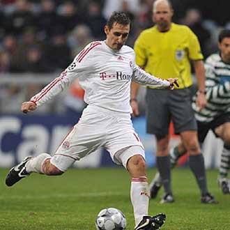 Klose se dispone a tirar un penalti ante el Sporting de Lisboa
