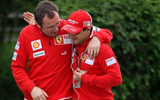 Stefano Domenicali abraza a Felipe Massa en Shanghai