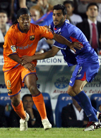 Giza y Ronaldinho, en las semifinales de Copa de 2007.