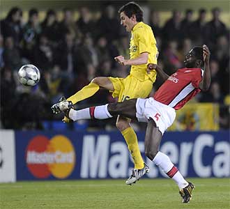 Joseba Llorente pugna con Toure, jugador del Arsenal, durante el partido de El Madrigal.