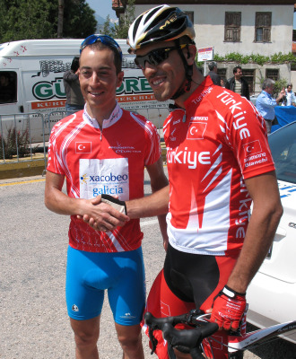 Gonzalo Rabual posa con su maillot de la montaa.