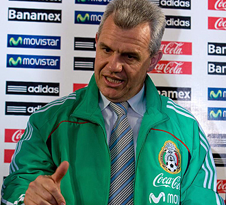 Aguirre saluda a los medios en su presentacin como seleccionador de Mxico.