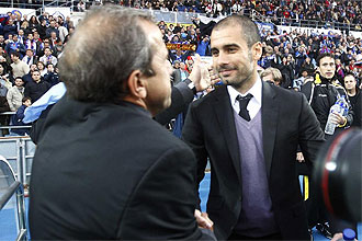 Vctor Muoz saluda a Guardiola antes del partido