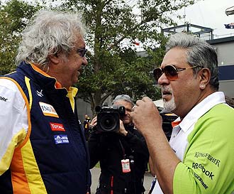 Flavio Briatore dialoga en Australia con Vijay Mallya, propietario del equipo Force India.