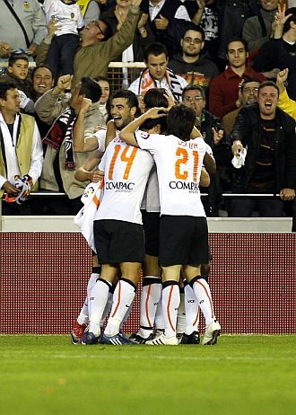 Los jugadores del Valencia celebran un gol frente al Sevilla.