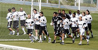 Los jugadores del Real Madrid, durante el entrenamiento de este domingo en Valdebebas.