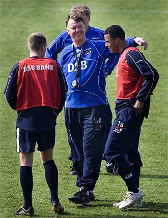 Van Gaal bromea con varios jugadores del AZ durante un entrenamiento.