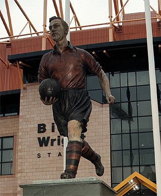 Estatua en honor de Billy Wright, en la entrada del estadio del Molineux