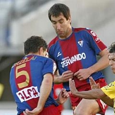 Urzelai trata de despejar un baln en el partido frente al UD Las Palmas.