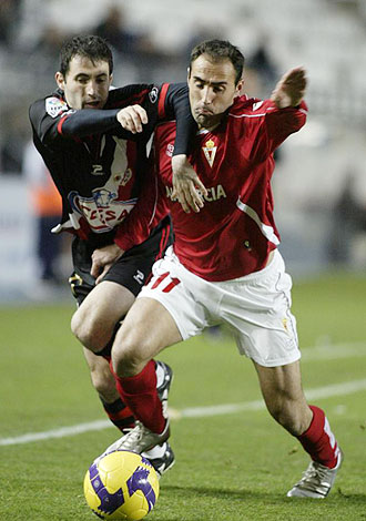 Capdevila, en la imagen peleando con el rayista Albiol, no fue amonestado y podr volver a ser titular en Tarragona