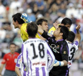 Asenjo se emple a fondo contra el Villarreal.