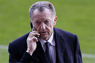 Jean-Michel Aulas, presidente del Olympique de Lyon, habla por telfono antes de un partido de su equipo