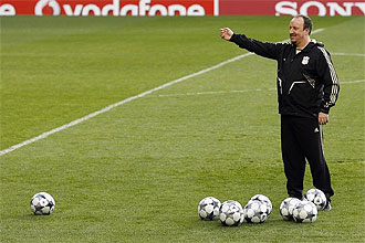 Rafa Bentez hace indicaciones durante un entrenamiento del Liverpool