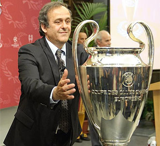 Platini, con el trofeo de la Liga de Campeones.