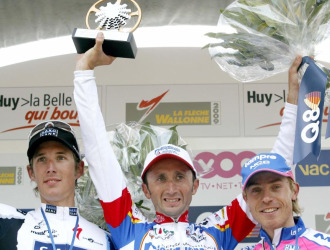 El podio de la Flecha Valona de izq. a dcha.: Andy Schleck, Davide Rebellin y Damiano Cunego.