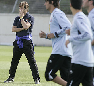 Pochettino observa a sus futbolistas durante un entrenamieto.