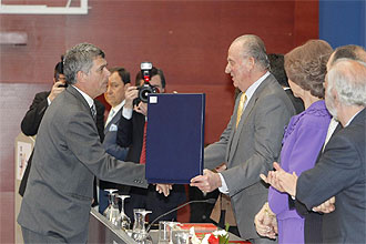 Ángel María Villar recibe de manos del Rey Juan Carlos I la Placa de Oro de la Real Orden del Mérito Deportivo