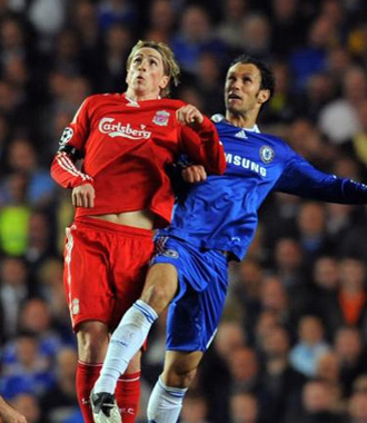 Carvalho disputa un baln areo con Torres.
