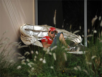 Felipe Massa descansa en el paddock del circuito de Sakhir.