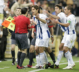 Varios jugadores del Recreativo protestan al asistente de Gonzlez Vzquez.