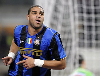 Adriano celebra un gol con el Inter.