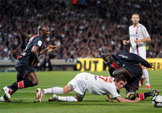 Mounier cae al suelo ante la mirada de Camara (i) y Sakho (d)