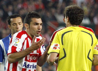 Barral protesta al rbitro en el partido ante el Espanyol.