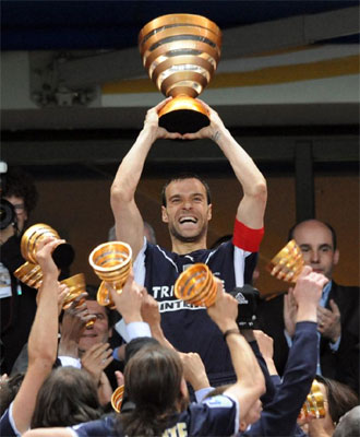 Franck Jurietti levanta el trofeo de campen de Copa.