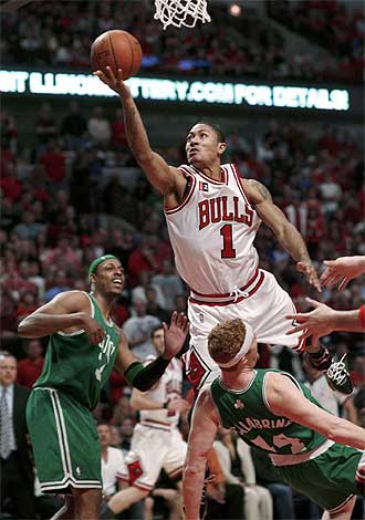 Derrick Rose entra a canasta en el cuarto partido de la serie entre Bulls y Celtics.