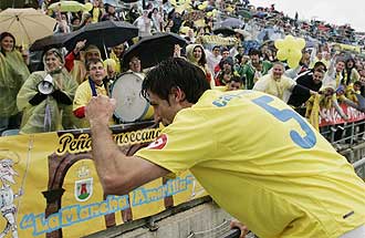 Capdevila celabra el gol con los aficionados del Villarreal.