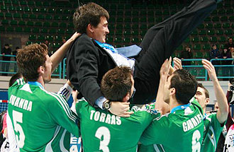Varios jugadores del Inter mantean a José Luis Alonso tras ganar la final.
