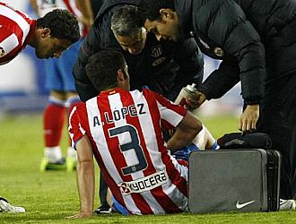 Antonio Lpez es atendido durante el Atltico-Sporting, partido en el que result lesionado.