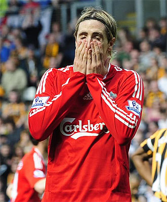 Fernando Torres se lamenta de una ocasin con el Liverpool