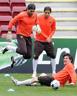 Pinto, Messi y Martn Cceres durante un entrenamiento.