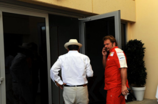 Botín, entrando en el despacho de Ferrari en Sakhir para charlar con Montezemolo antes de la carrera.