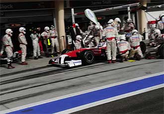 Trulli reposta durante el Gran Premio de Bahrein.