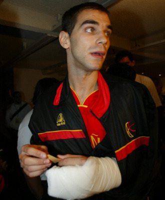 Caldern tras lesionarse el dedo en 2003