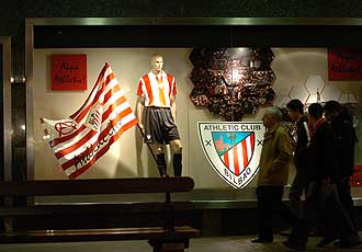 Un escaparate de Bilbao engalanado con motivo del duelo copero frente al Sevilla.