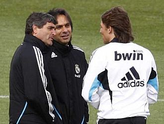 Heinze charla con Juande y Di Salvo durante un entrenamiento.