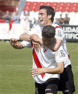 Alfaro celbra un gol junto a Salva Sevilla la temporada pasada. Eran tiempos mejores para el filial.