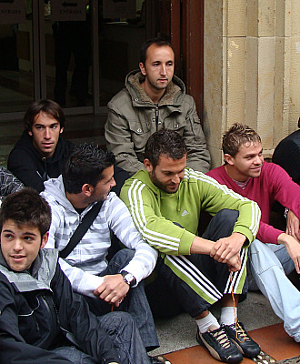 La plantilla del Marbella, haciendo una sentada en el Ayuntamiento.