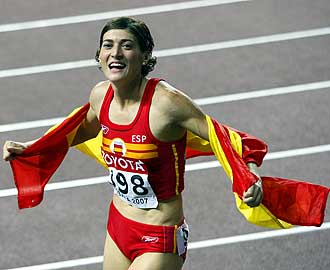 Mayte pasea con una bandera de Espaa tras ganar la medalla de bronce en los mundiales de Osaka en 2007.