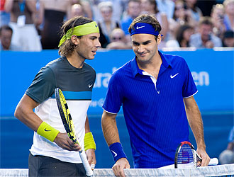 Nadal y Federer se saludan en la final del Open de Australia.