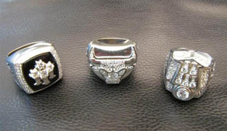 Los tres anillos que subasta Randy Brown