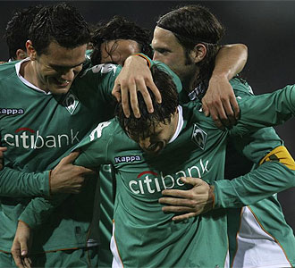 Los jugadores del Werder felicitan a Diego tras un gol.