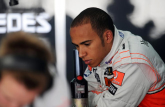 Hamilton, en el 'box' de McLaren