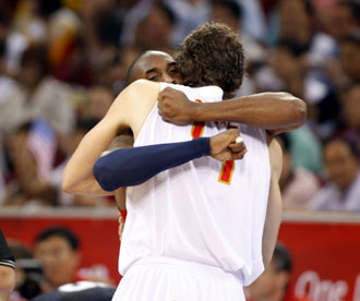 Kobe y Pau se abrazan en la final olímpica